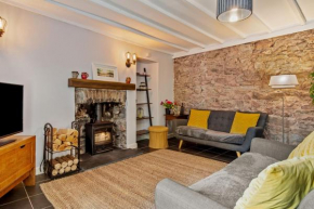Y Bwthyn - traditional cottage with log burner on a quiet street in town centre